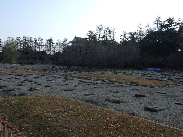 特別史跡・名古屋城跡・天守閣前から見る本丸御殿の礎石の写真の写真