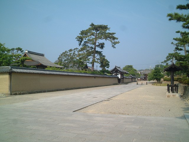 法隆寺地域の仏教建造物・法隆寺西院西南隅子院築垣北面の写真の写真