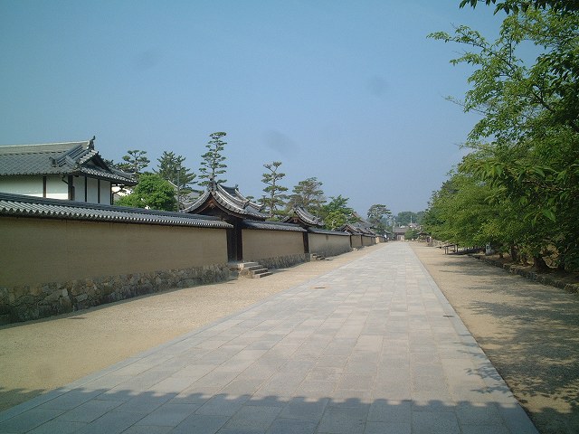 法隆寺地域の仏教建造物・法隆寺西院東南隅子院築垣北面の写真の写真
