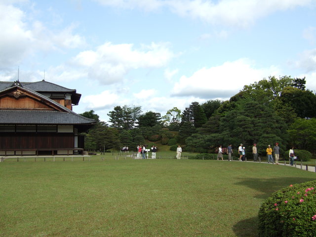 世界遺産・二条城・名勝・本丸庭園・芝生が広がる本丸御殿前の写真の写真