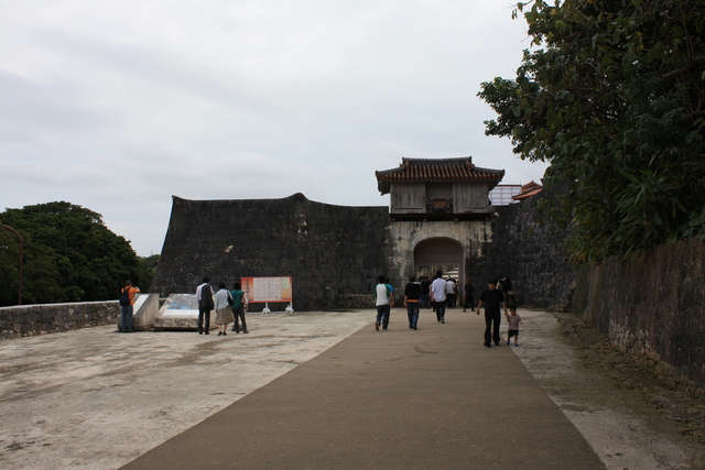 史跡・首里城・歓会門の前の写真の写真