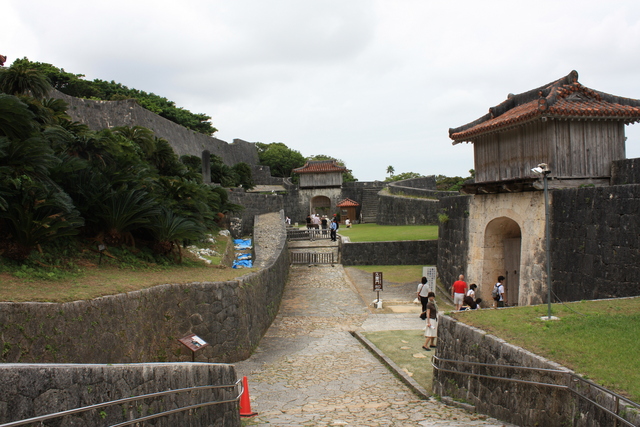 史跡・首里城・手前の門は久慶門の写真の写真