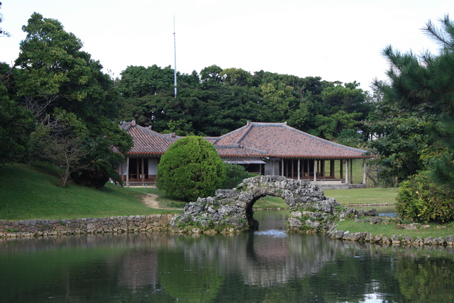 特別名勝・識名園・池と石橋と御殿の写真の写真