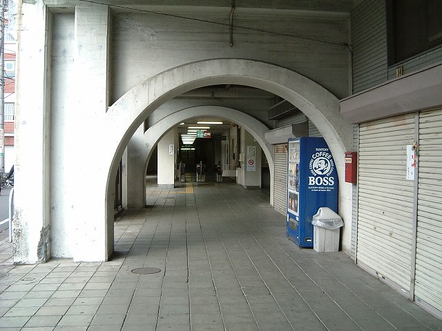 東急高島町駅のガード下の写真の写真