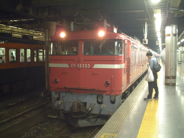 臨時便のブルートレインを牽引する機関車「EF81」の写真の写真