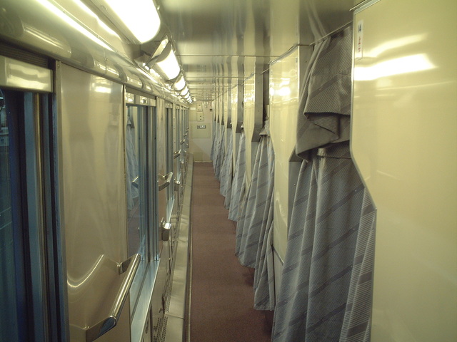 車内の通路の写真の写真