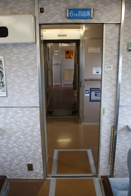 新幹線０系・デッキから見る通路の写真の写真