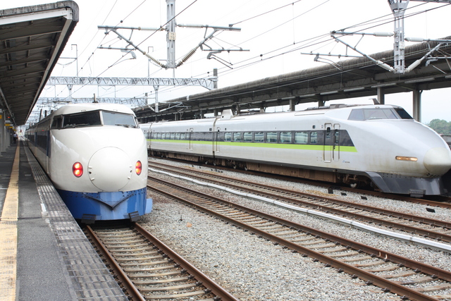 新幹線０系と１００系のツーショットの写真の写真