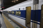 新幹線１００系・旧塗装・４号車から見る５号車