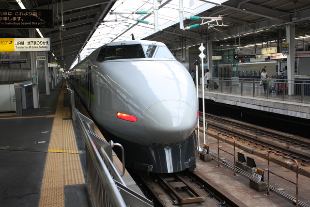 新大阪駅に停車中の１００系新幹線の写真の写真