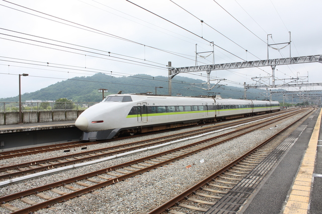 ４両編成の１００系新幹線の写真の写真