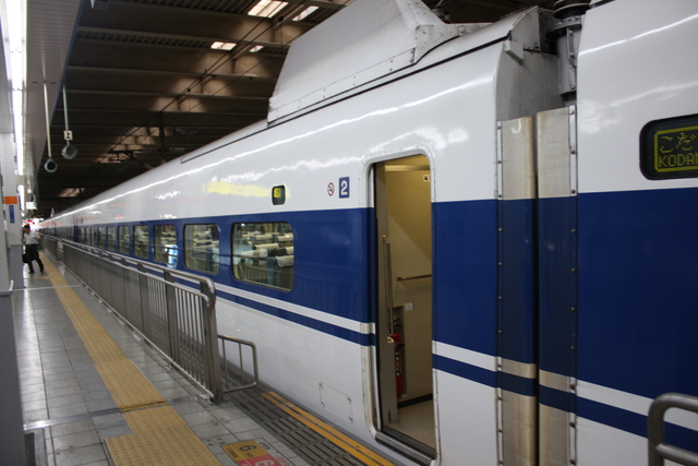 新幹線１００系・旧塗装・１号車から見る２号車の写真の写真