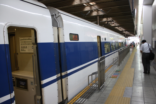 新幹線１００系・旧塗装・２号車から見る１号車の写真の写真