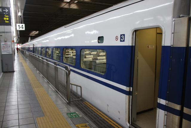 新幹線１００系・旧塗装・２号車から見る３号車の写真の写真