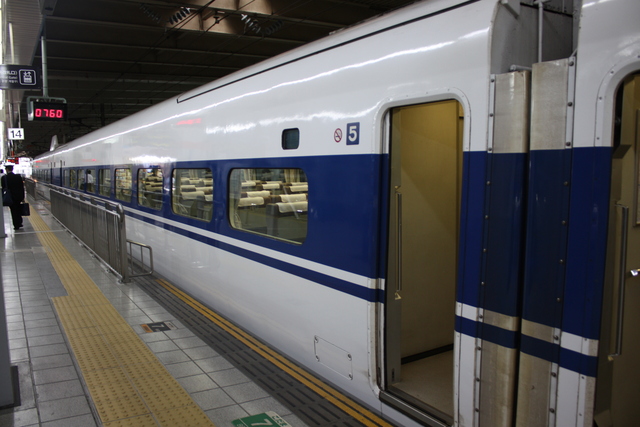 新幹線１００系・旧塗装・４号車から見る５号車の写真の写真