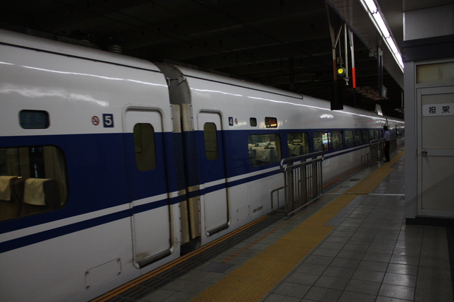 新幹線１００系・５号車と４号車の連結部分の写真の写真