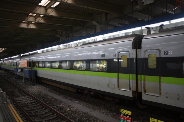 １００系新幹線・新塗装・２号車から見る３号車の写真の写真