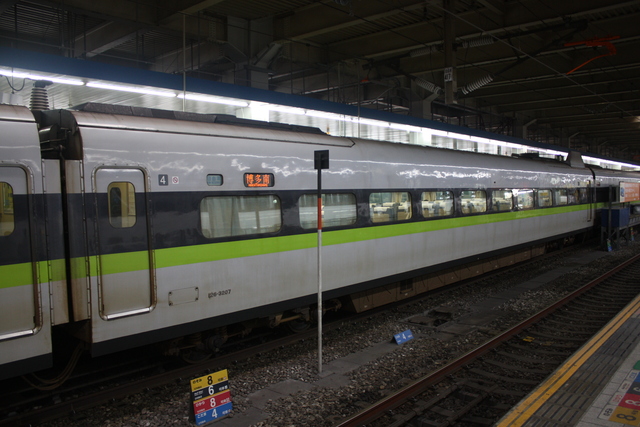 １００系新幹線・新塗装・５号車から見る４号車の写真の写真