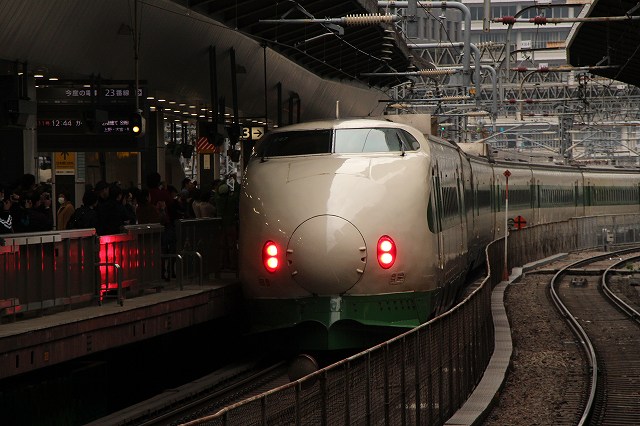 新幹線200系・大勢に見守られて出発するK47編成の写真の写真