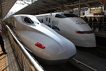 新幹線N700系と並ぶ新幹線３００系