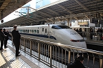 新幹線３００系・反対側のホームから見る