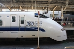 新幹線３００系・真横から見た16号車