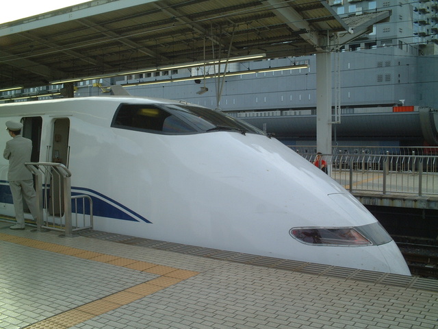 ホームから見る３００系の先頭部分の写真の写真