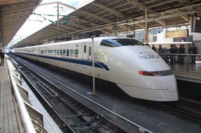 新幹線３００系・反対側のホームから見た16号車の写真の写真