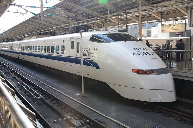 新幹線３００系・反対側のホームから見た16号車(東京側)の写真の写真