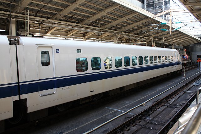 新幹線３００系・反対側のホームから見た16号車(大阪側)の写真の写真