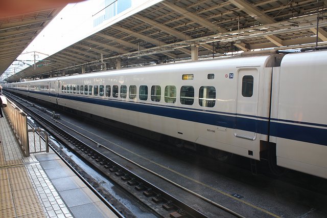 新幹線３００系のぞみ・反対側のホームから見た14号車(東京側)の写真の写真