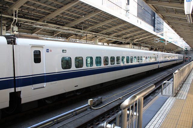 新幹線３００系・反対側のホームから見た14～16号車(大阪側)の写真の写真
