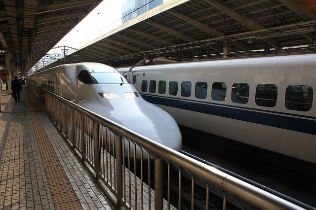 N700系と並ぶ新幹線３００系の写真の写真