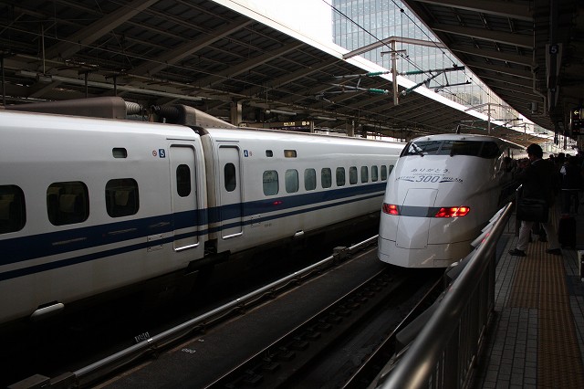 新幹線３００系・新大阪に向けて出発の写真の写真