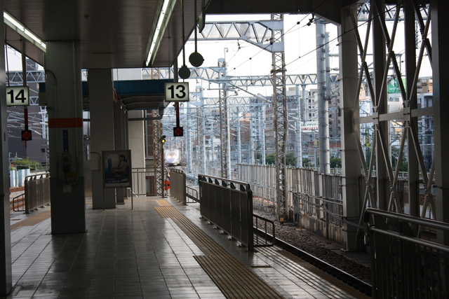 ホームに入線する直前の500系の写真の写真