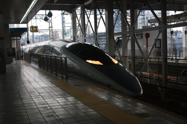 ホームに入線する500系の写真の写真