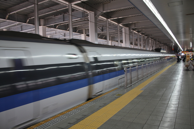 ホームを通過する500系の写真の写真