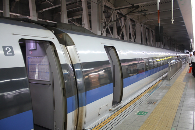 500系・2号車から見る3号車の写真の写真