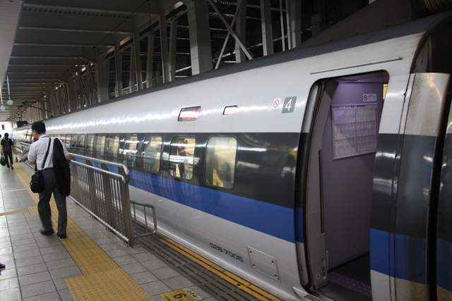 500系・5号車から見る4号車の写真の写真