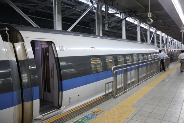 500系・7号車から見る8号車の写真の写真