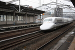 ホームを通過する700系新幹線