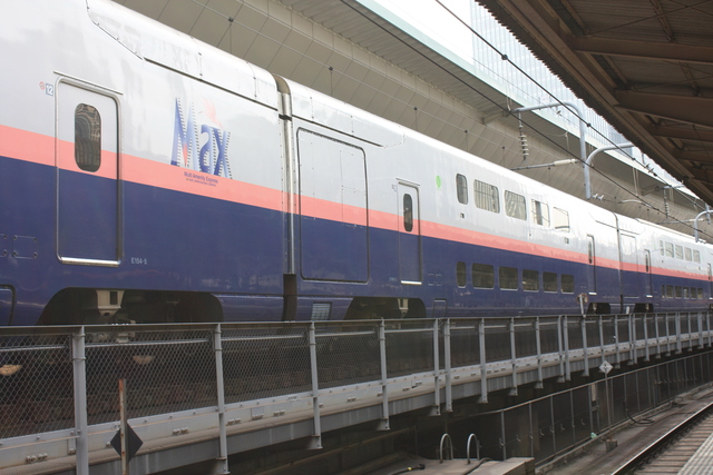 新幹線E1系・在来線ホームからも新幹線車両が間近に見えるの写真の写真
