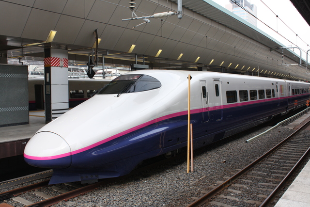 新幹線E2系1000番台・J69編成・ホームと反対側から見る先頭車両の写真の写真