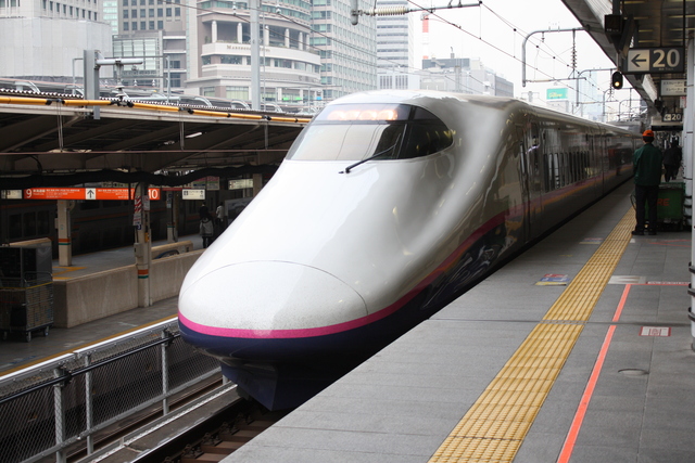新幹線E2系0番台J編成・ホーム側から見た先頭車両の写真の写真