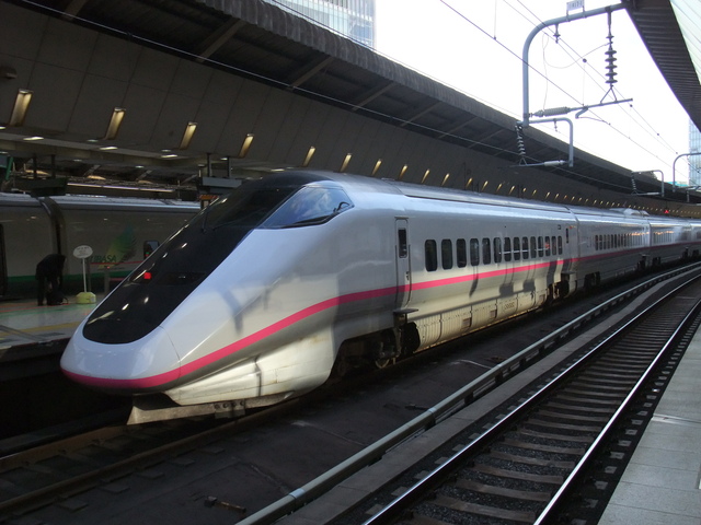 新幹線E3系・ホームと反対側から見た先頭車の写真の写真