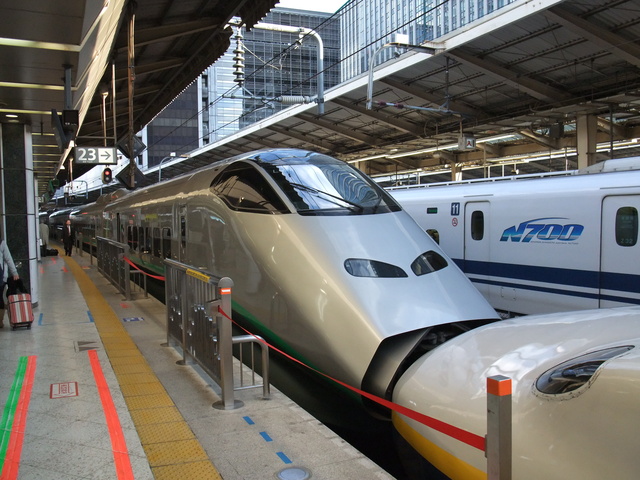 新幹線「E2系」と「E3系2000番台」の連結の写真の写真