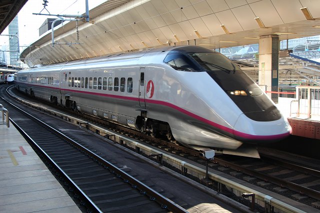 新幹線E3系・ホームと反対側から見たR17編成の写真の写真