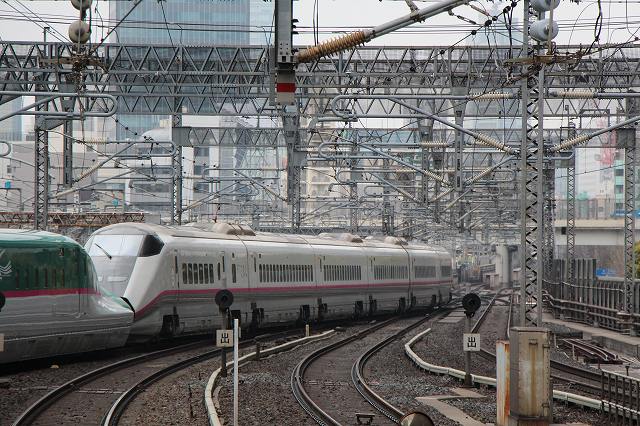 新幹線E3系・E5系とともに東京駅に入線中の写真の写真