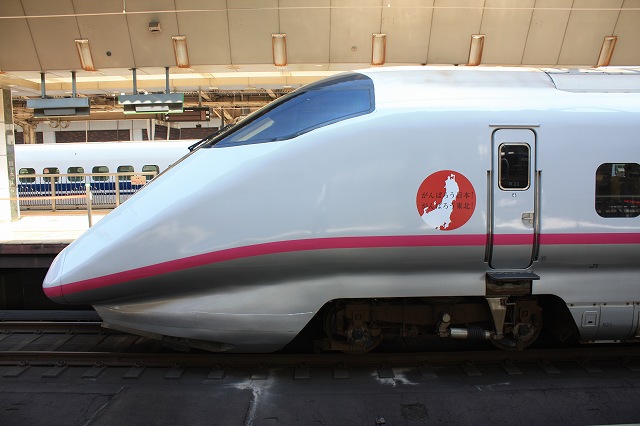 新幹線E3系・横から見た先頭車の写真の写真