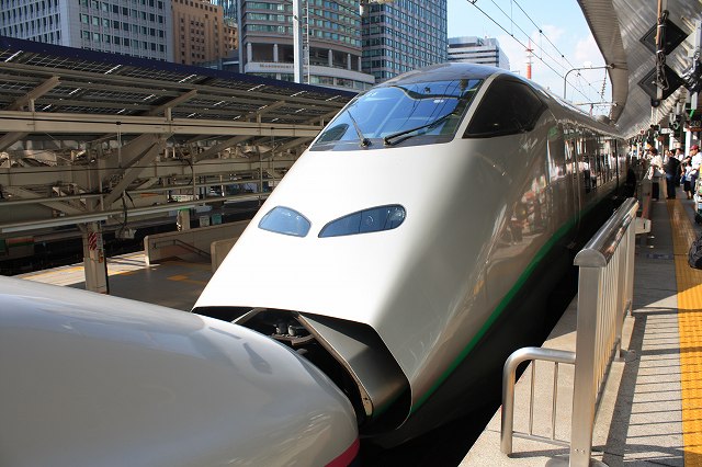 新幹線E3系2000番台・ホームから見る11号車(東京側)の写真の写真